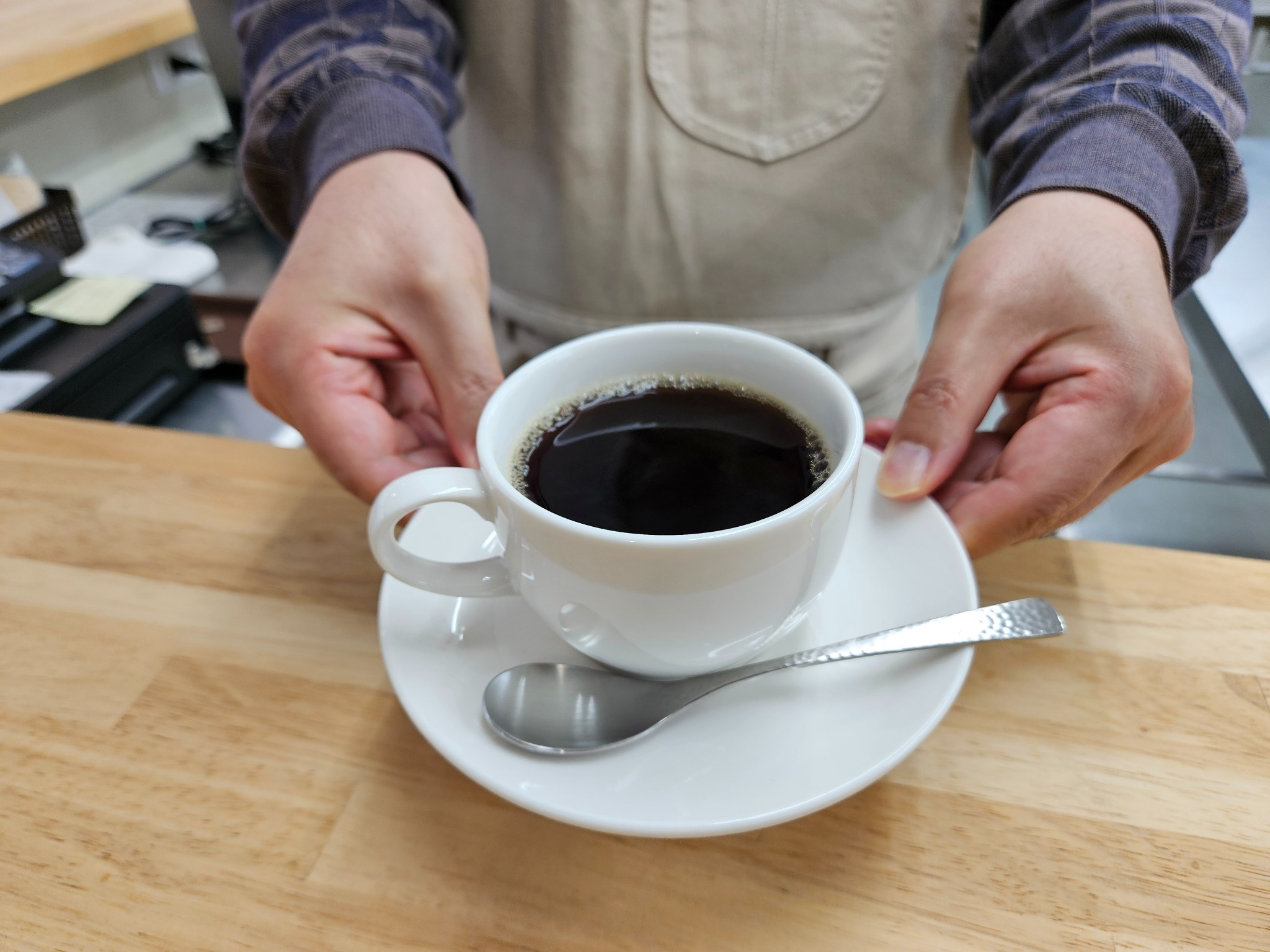 コーヒーをお出しする様子