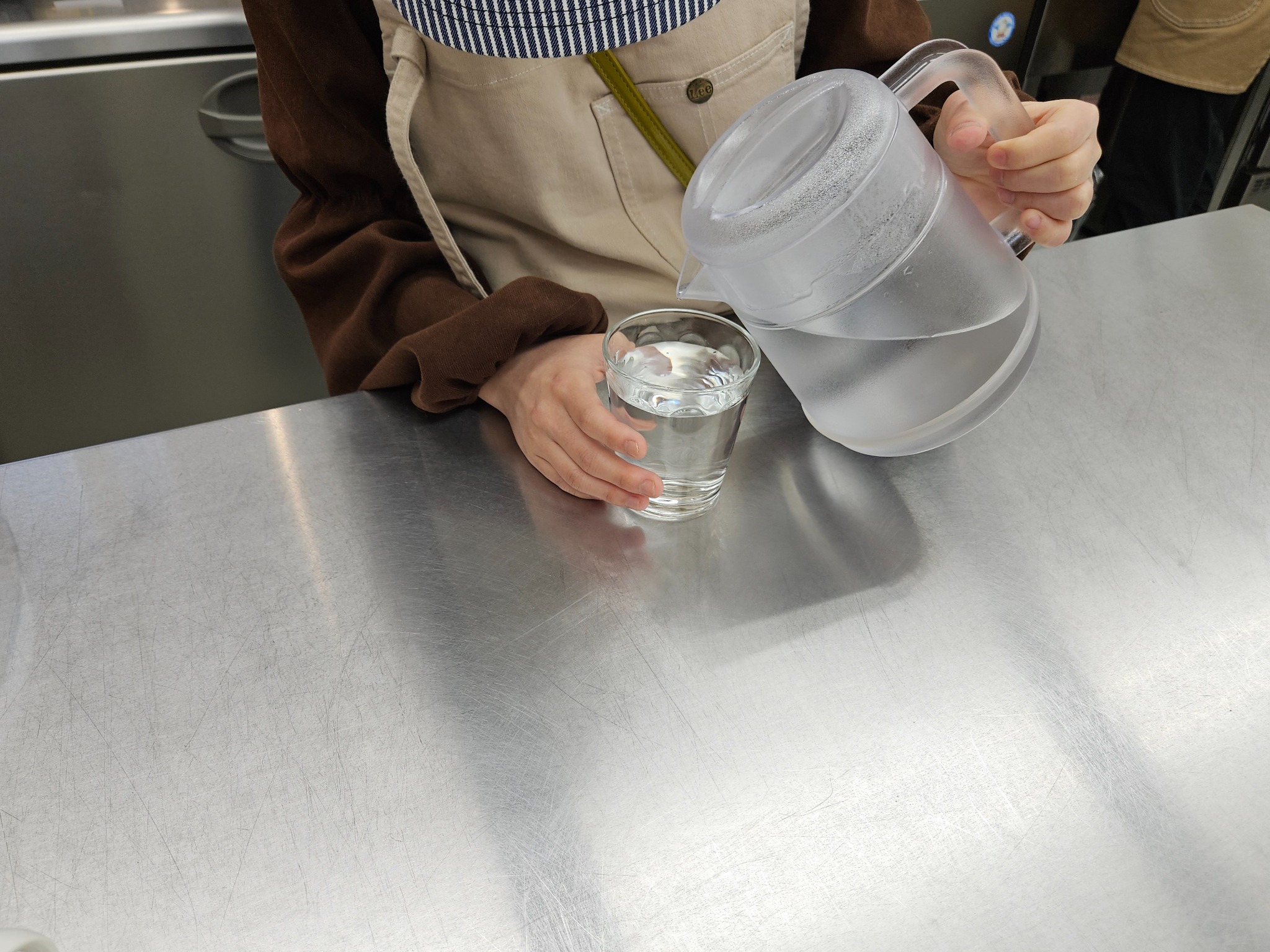 お客様にお出しする水を用意する様子