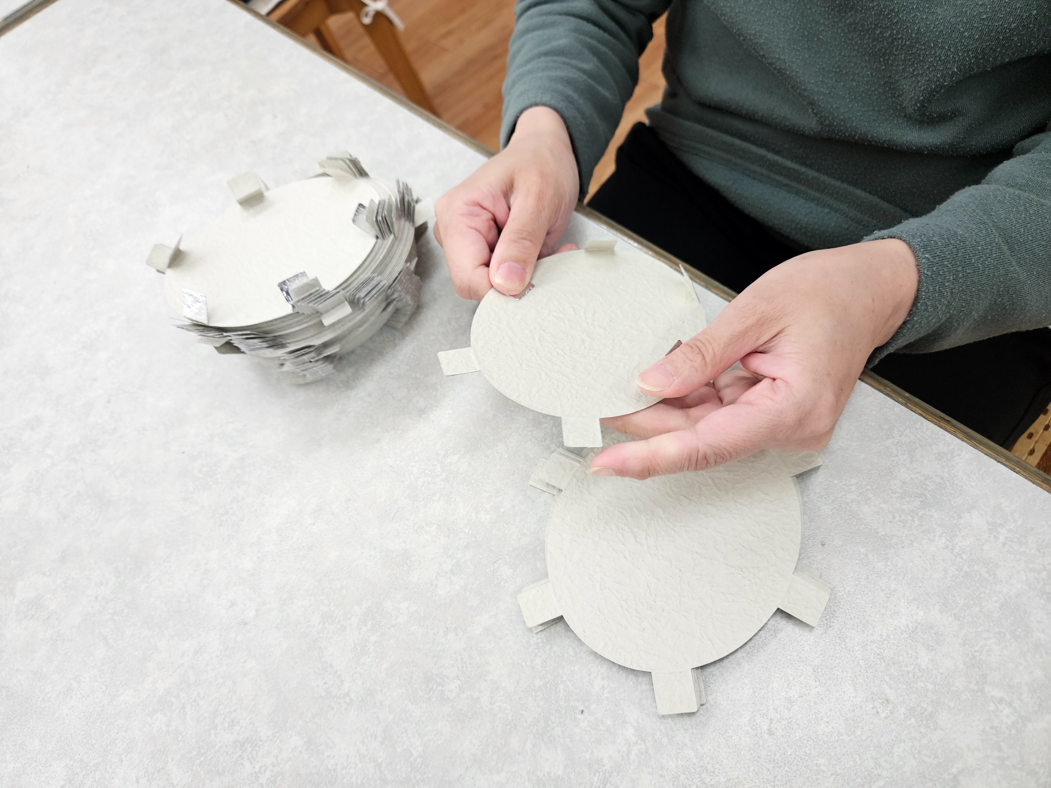 部材を手作業で組み立てる様子