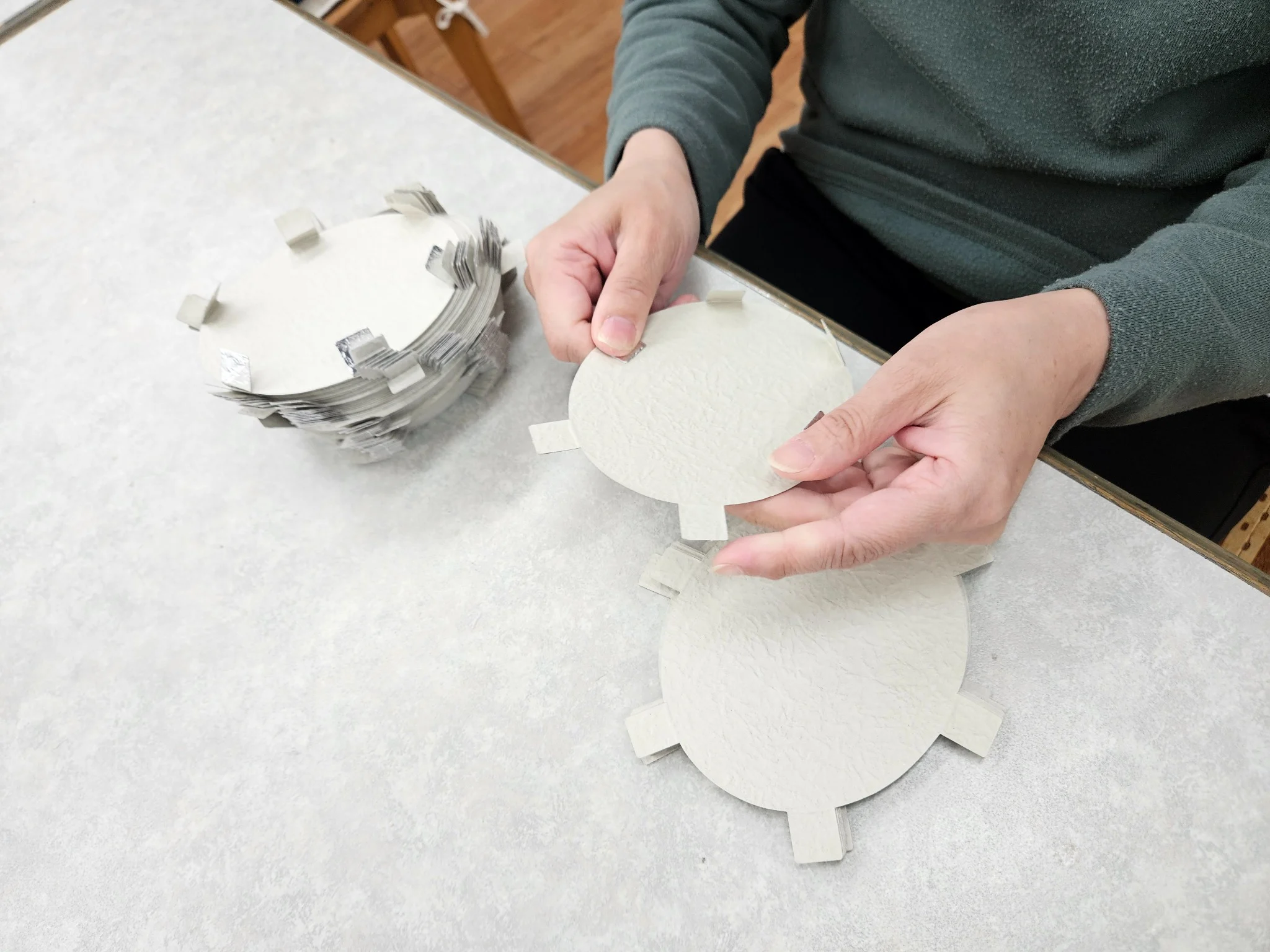 部材を手作業で組み立てる様子