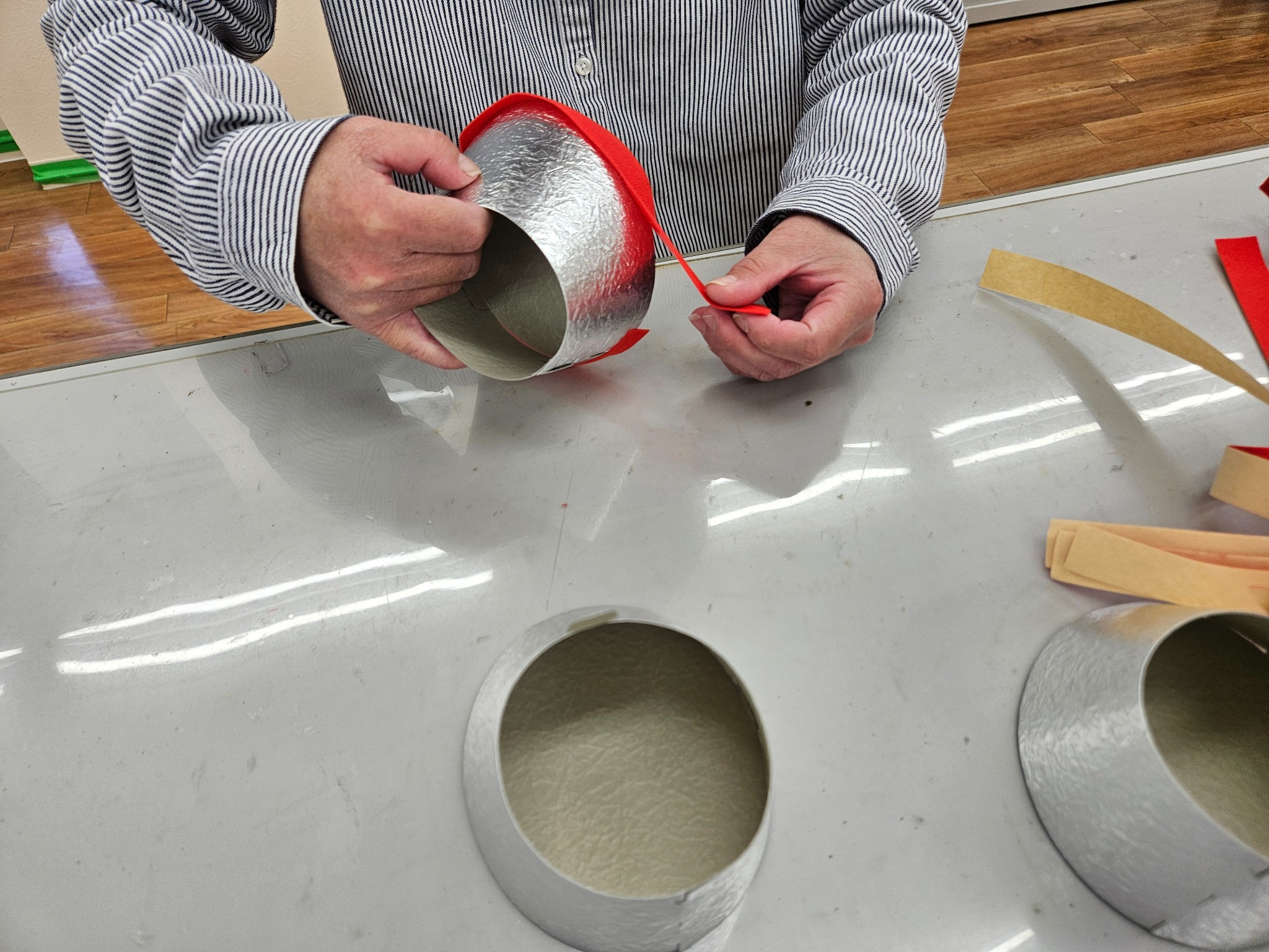 部材にテープを貼る作業