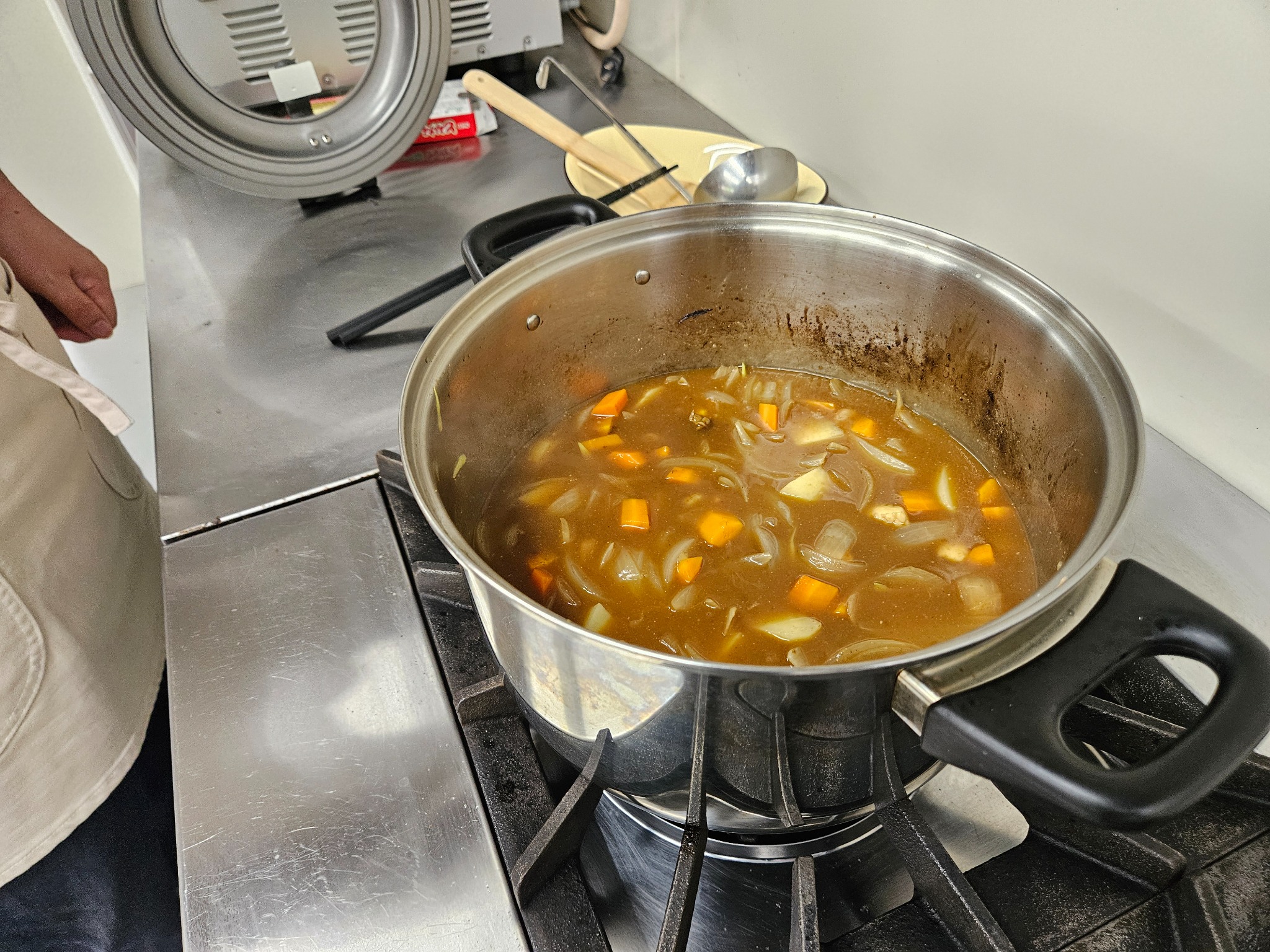 鍋でカレーを煮込む様子