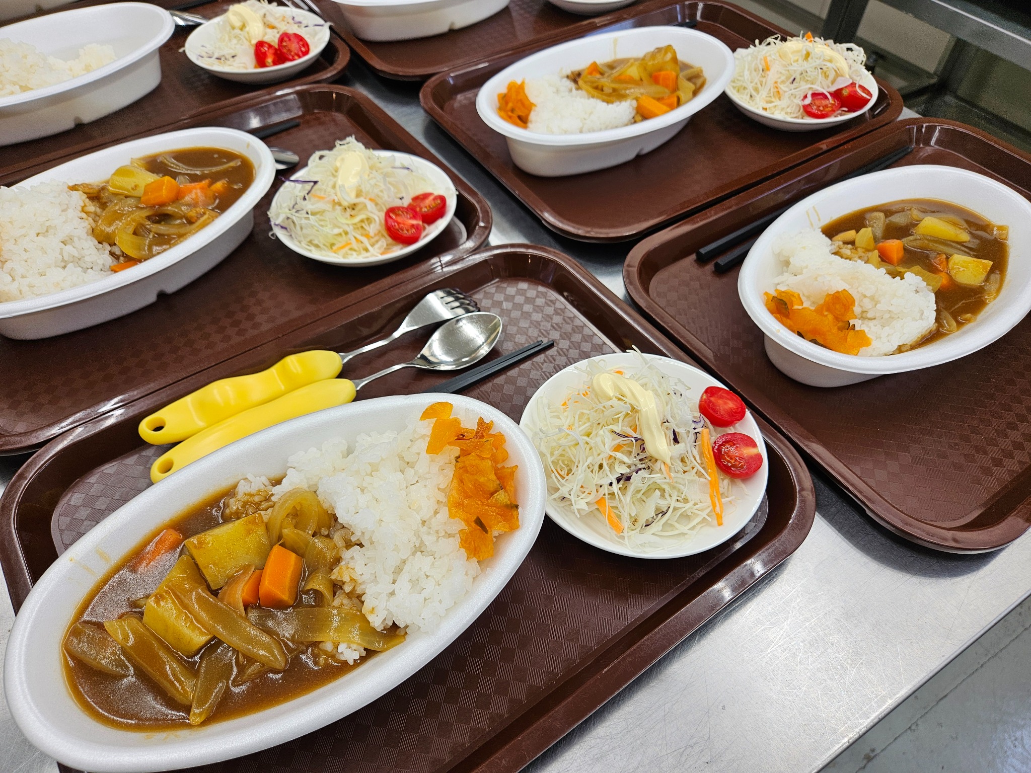 できあがったランチの盛り付け