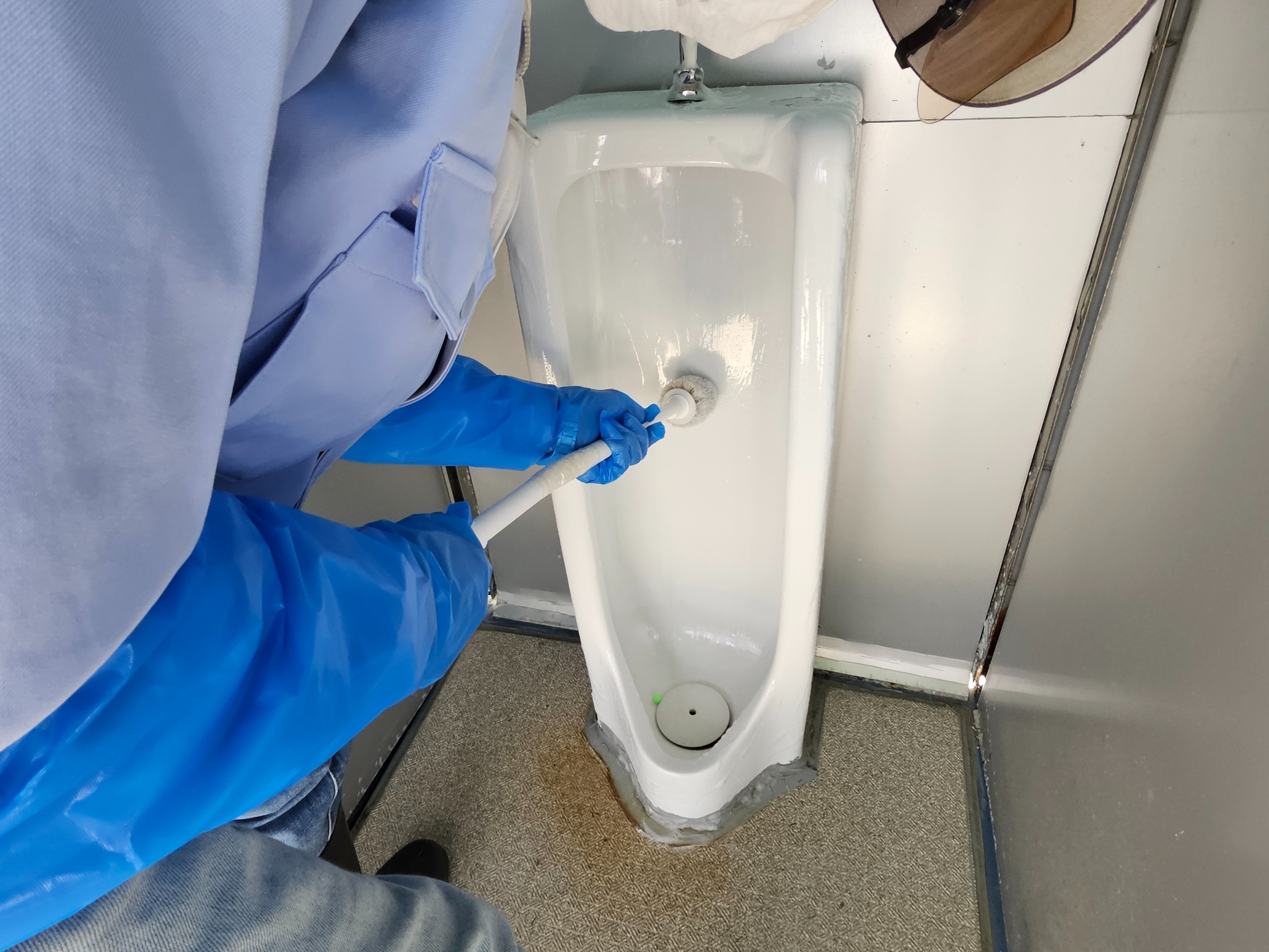 トイレの清掃作業