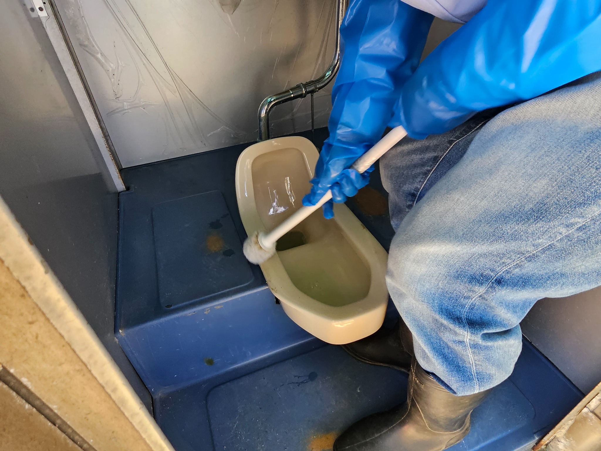 道具を使ってトイレを清掃する様子