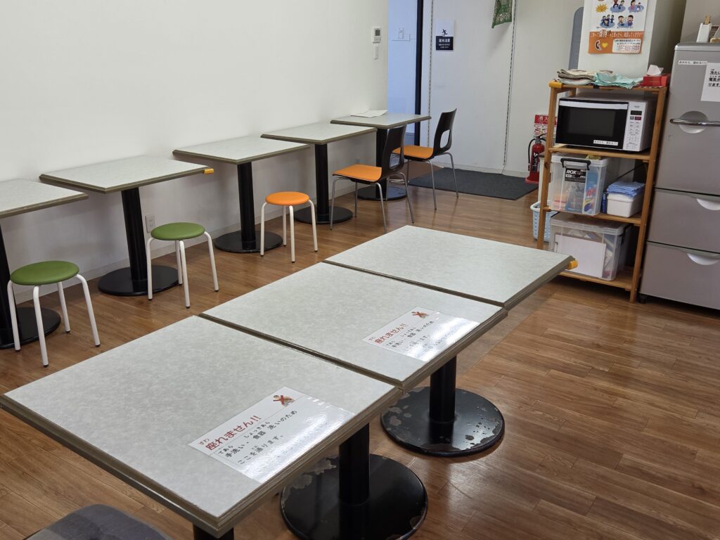 食堂のテーブルと椅子