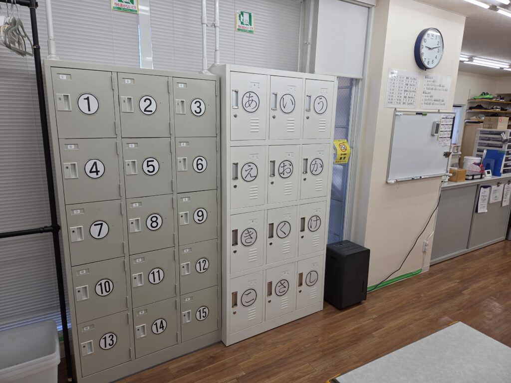 数字とひらがなを目印にしたロッカー