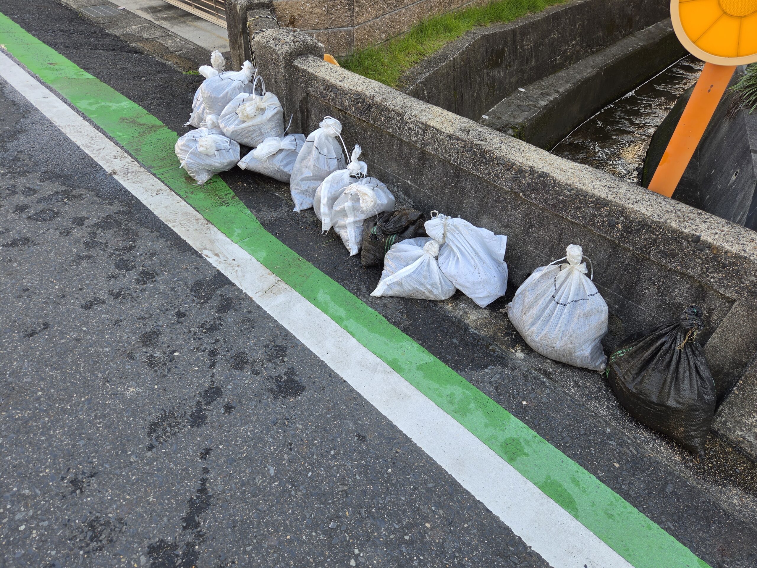 川掃除で出た土砂などをまとめた袋